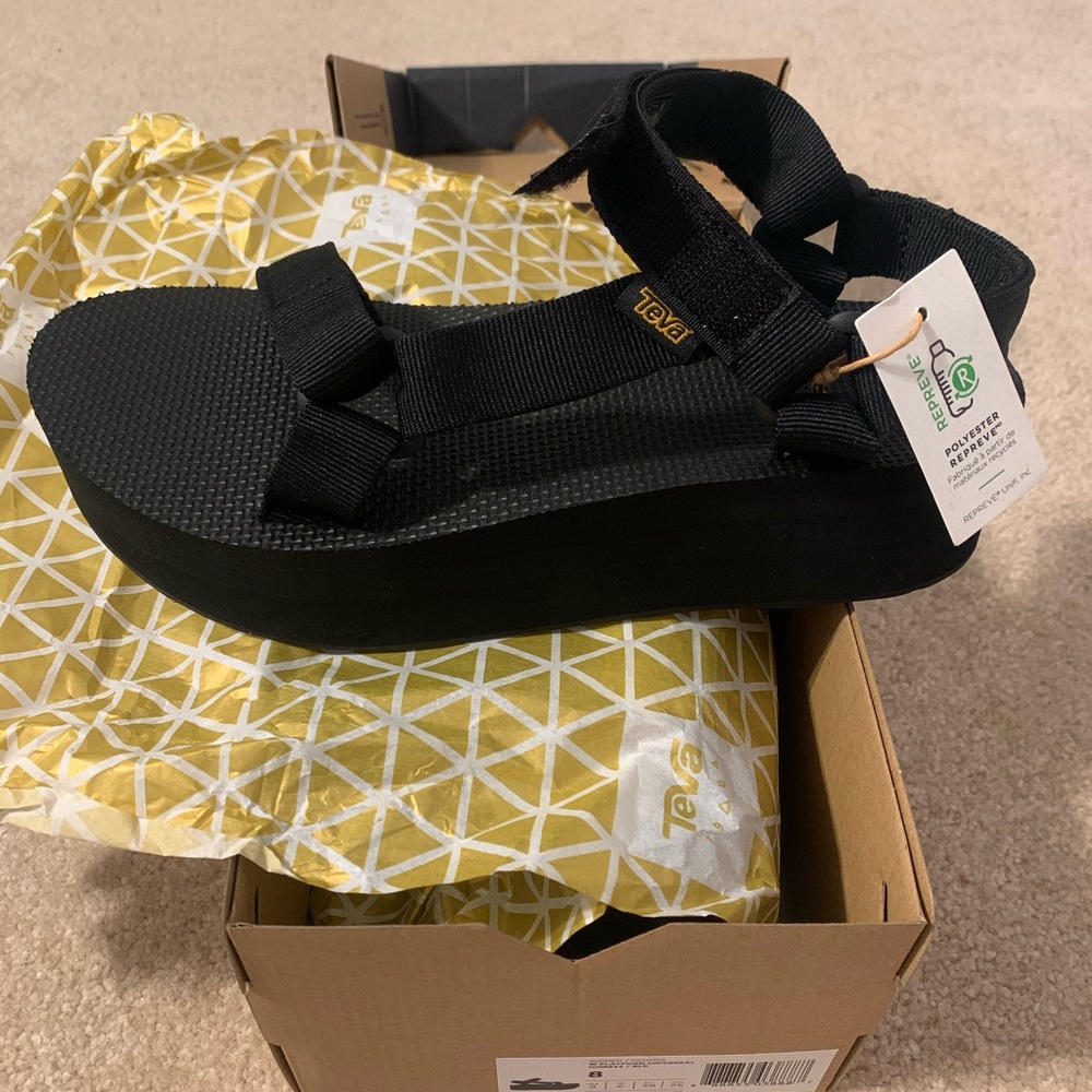 NEW Size 8 Teva Flatform Universal Sandals.